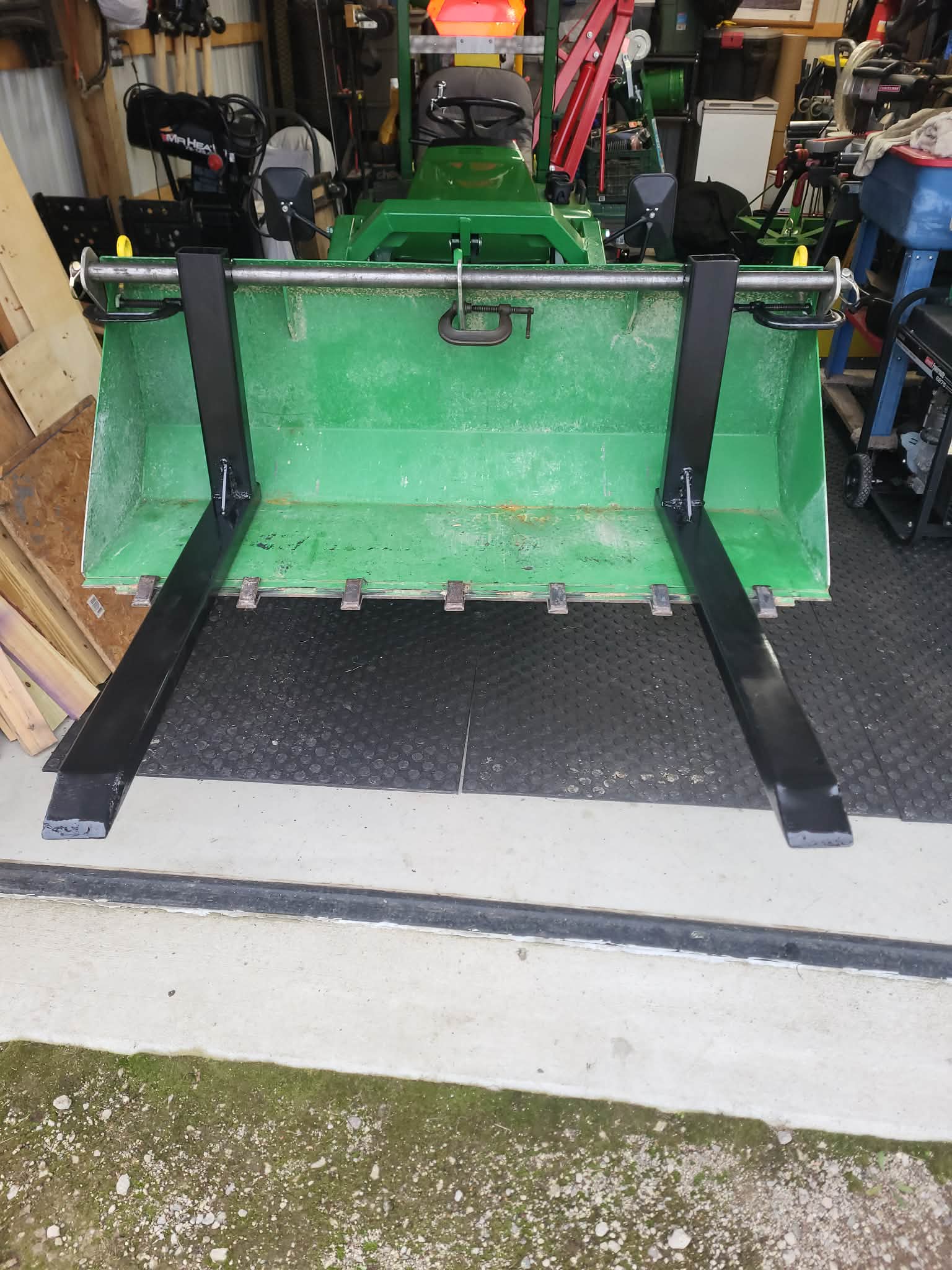 Spike Buck-Forks mounted on loader bucket
